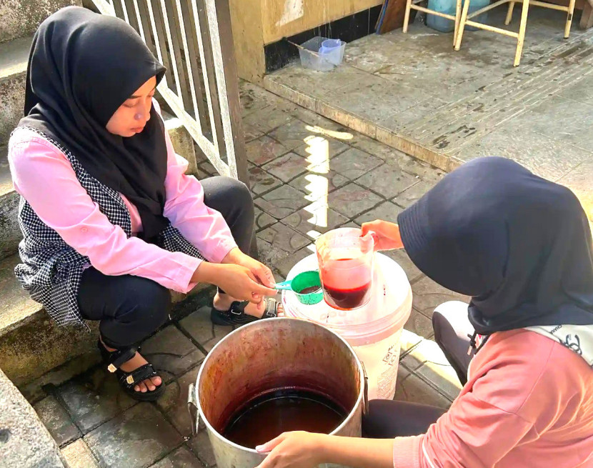Pelatihan pengelolaan limbah batik menggunakan teknologi nano-karbon