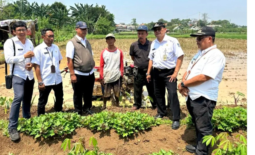 Penyerahan handtraktor di Kelurahan Cimpaeun, Kecamatan Tapos, Kota Depok, Rabu (24/09/2025). (Foto: Dok Diskominfo Kota Depok) 