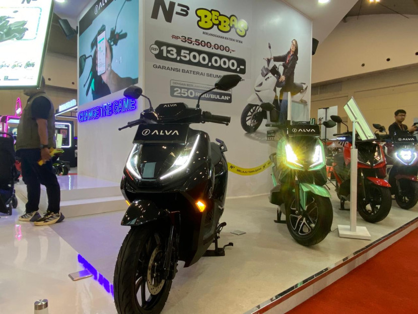 Harga sepeda motor listrik Alva N3 turun harga Rp 7 juta di IMOS 2025. Foto: Mobillistriknews.com/Firkah Fansuri