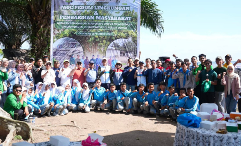 UPER berkolaborasi dengan KPI RU II Dumai dan Pemerintah Kota Dumai menginisiasi Gerakan Penanaman Mangrove di sepanjang pesisir Mundam. (Foto: Dok Humas UPER) 
