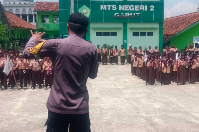 Kapolsek Cibatu IPTU Amirudin Latif pada sosialisasi bahaya geng motor di MTs Negeri 2 Garut. (Foto Dok. Ridwan)