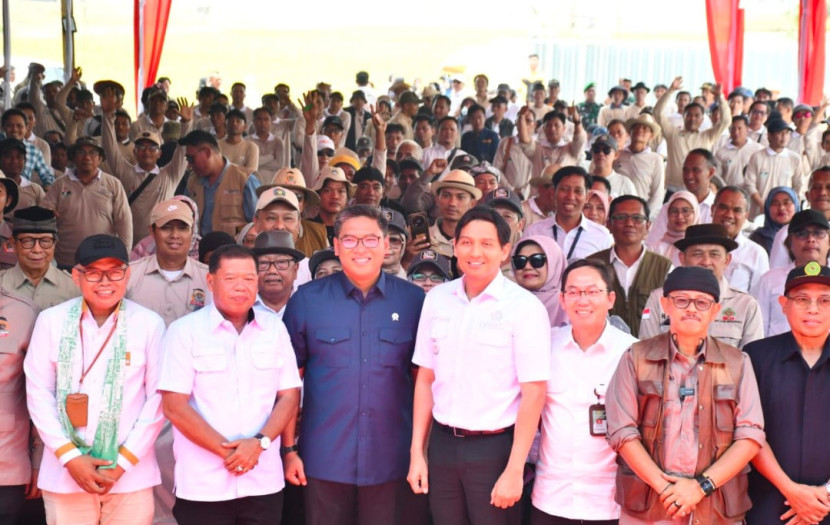 Bupati Majalengka H. Eman Suherman saat panen raya padi bersama Wakil Menteri Pertanian di Kandanghaur, Rabu (24/9/2025), bertepatan dengan momentum Hari Tani Nasional. (Foto: Dok Eko Widiantoro)