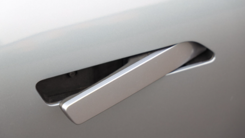 Gagang pintu tersembunyi mobil listrik. Foto: Carnewschina.com
