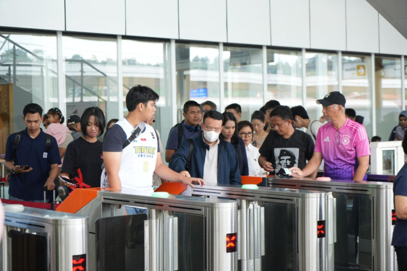   Tiket QR yang langsung bisa digunakan pada saat boarding, tanpa perlu mencetak ulang di mesin tiket atau loket. (Foto: CorCom KCIC)  