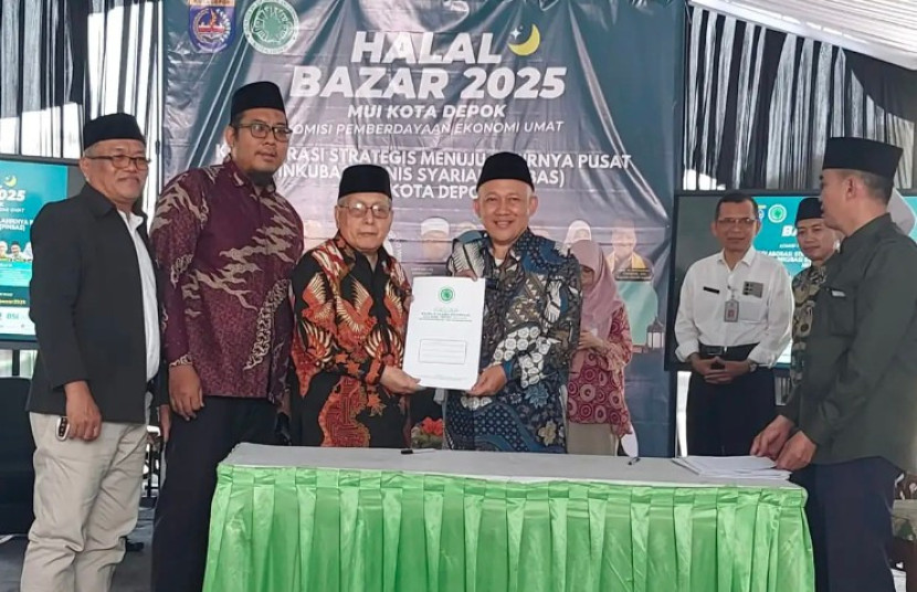 Ketua Baznas Kota Depok, Endang Ahmad Yani, usai menandatangani kerja sama dengan MUI Kota Depok. (Foto: Dok Diskominfo Kota Depok)