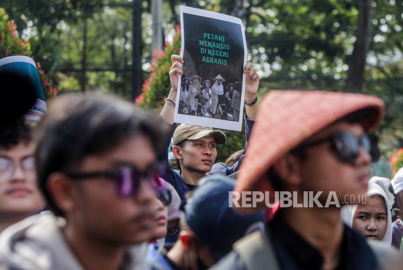 KPA meminta pembentukan lembaga yang menjamin pelaksanaan reforma agraria. 