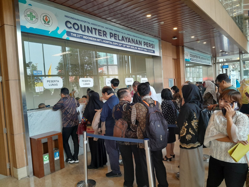 Pengunjung antre tiket masuk pembukaan Hospital Expo 2025 di ICE BSD City, Tangerang, Banten, Kamis (29/9/2025). Foto: Hospital Expo