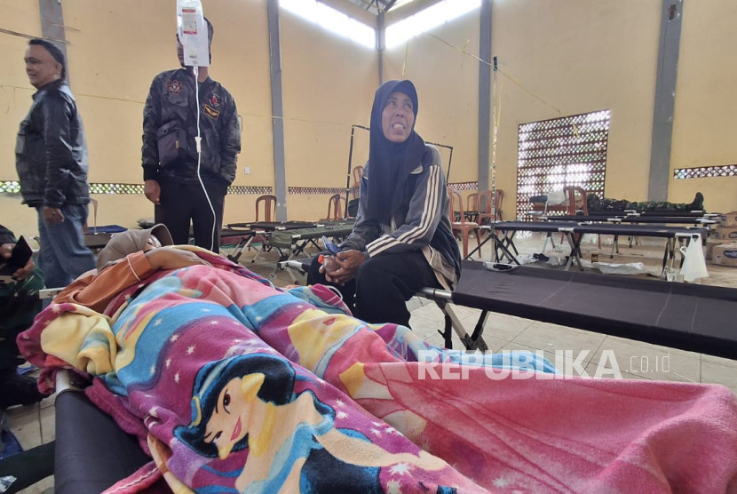 Seorang Siswa Korban Keracunan Massal Usai Mengkonsumsi Menu MBG Baru Menjalani Perawatan di Gor Kecamatan Cipongkor, Kabupaten Bandung Barat, Selasa (23/9/2025). Gambar: Republika