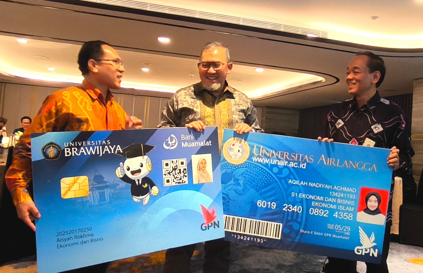 Dirut Bank Muamalat Imam Teguh Saptono (tengah) menyerahkan mock-up KTM co-branding kepada perwakilan Unair dan UB di Hotel Vasa Surabaya, Kamis (25/9/2025). FOTO: Dadang Kurnia/ Sekitarsurabaya.com