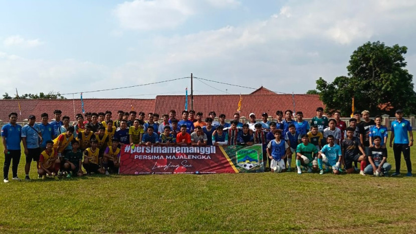 Peserta seleksi Persima di Liga 4 pusatkan latihan di lapang bola Tarikolot, Majalengka. (Foto: Dok Eko Widiantoro)