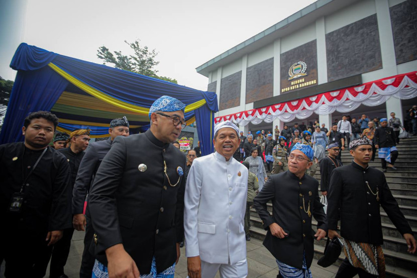 Wali Kota Bandung Muhammad Farhan berbincang dengan Gubernur Jabar Dedi Mulyadi jelang Rapat Paripurna HJKB 215, Kamis (25/9/2025). Foto: Diskominfo Kota Bandung