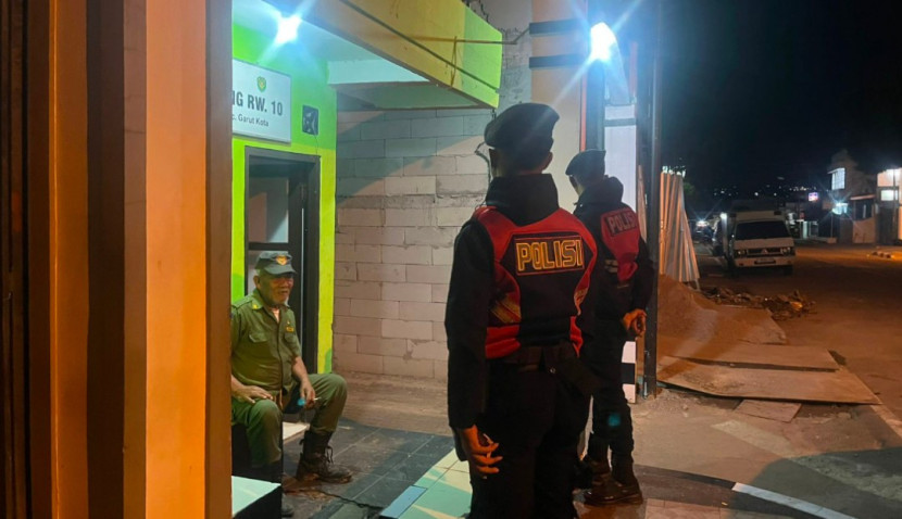 Aparat kepolisian dari Satuan Samapta Polres Garut Rutin Gelar Patroli Malam. (Foto Dok. Ridwan)