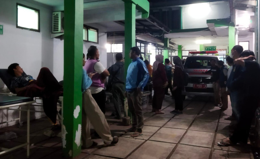 Pasien sebagian memenuhi halaman UPTD Puskesmas Ujungjaya . (Foto: Dok Eko Widiantoro)
