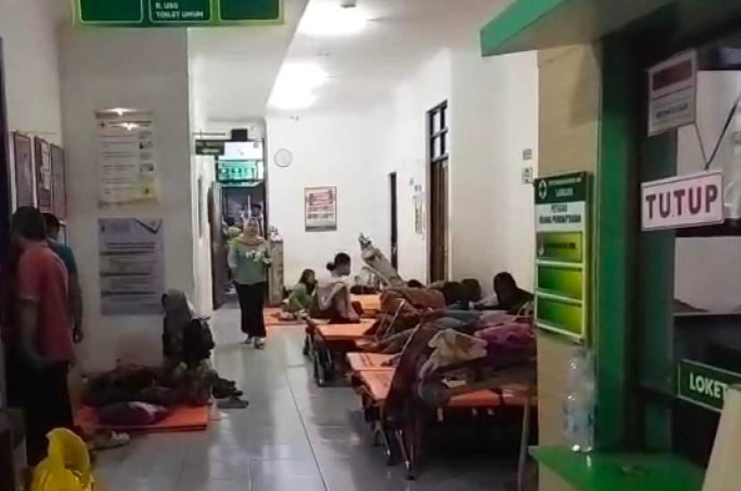 Para siswa keracunan MBG terbarin di pelataran UPTD Puskesmas Ujungjaya, Kabupaten Sumedang. (Foto: Dok Eko Widiantoro)