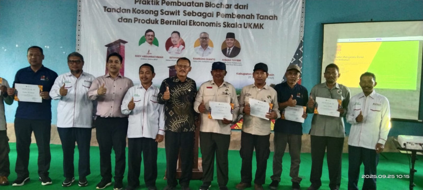 Para petani dan Ketua Umum Aspekpir berfoto bersama 