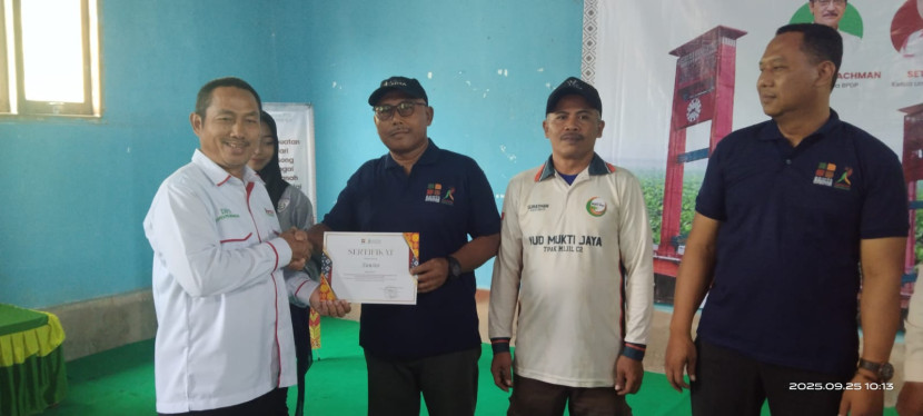 Ketua Umum Aspekpir, Setiyono, menyerahkan sertifikat kepada salah seorang petani yang menjadi peserta pelatihan pembuatan biochar.