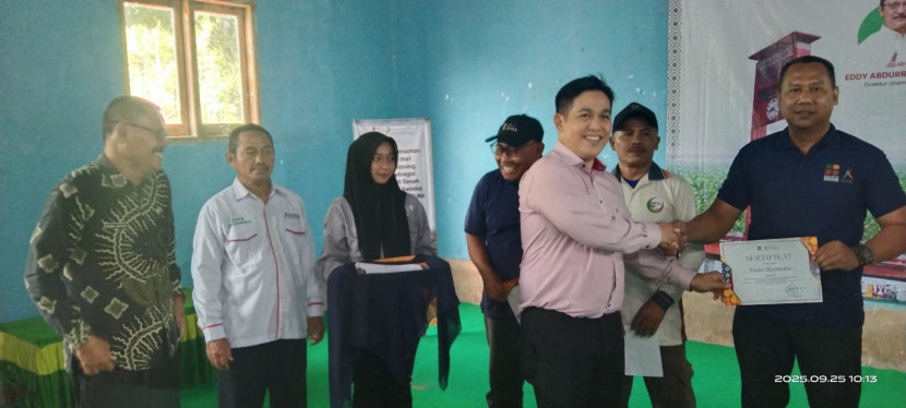 Senior Analis Divisi UKMK Badan Pengelola Dana Perkebunan (BPDP) Anwar Sadat menyerahkan sertifikat kepada salah seorang petani yang menjadi peserta pelatihan pembuatan biochar.
