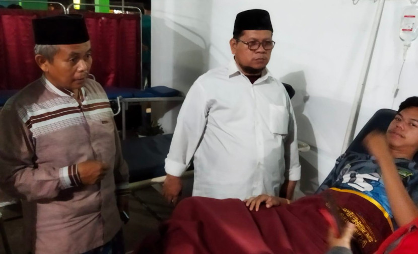 Ustad Aip Syarifudin saat memberikan suport kepada pasien di UPTD Puskesmas Ujungjaya. (Foto: Dok Eko Widiantoro)