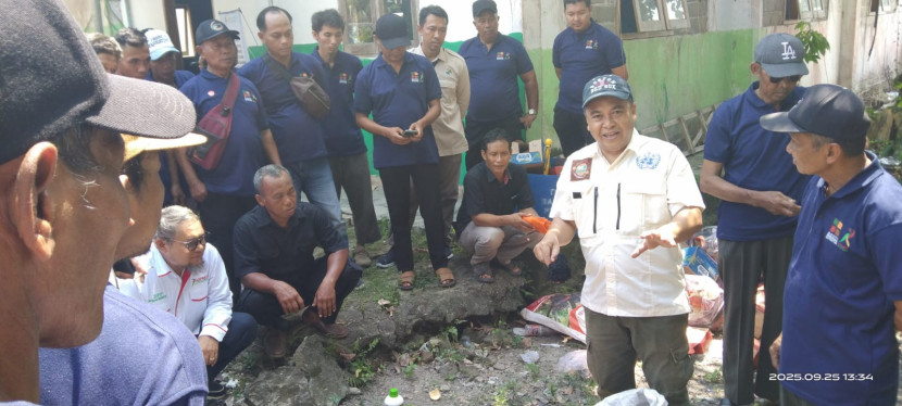 Arif Firmansyah memberikan penjelasan pembuatan biochar.