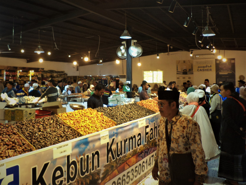 Kebun kurma di Madinah, pusat penjualan berbagai jenis kurma. (Foto: Sumatralink.id/Mursalin Yasland)