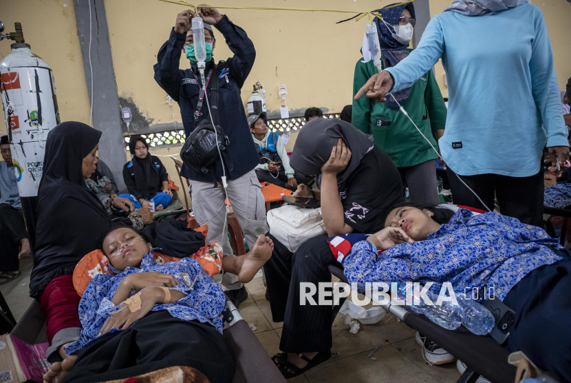 Para pelajar mendapat perawatan medis, diduga usai keracunan menu MBG. 