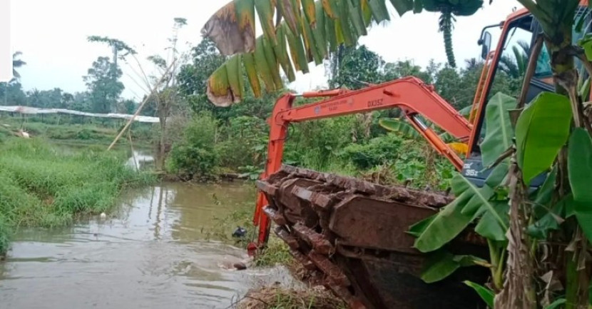 Alat berat Dinas PUPR Kota Depok sedang melakukan pengerukan Situ Tujuh Muara. (Foto: Dok Diskominfo Kota Depok) 