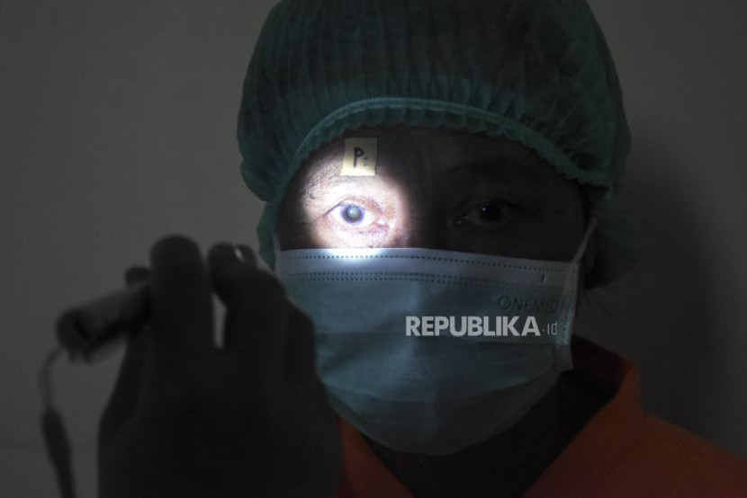 Petugas kesehatan memeriksa mata pasien sebelum menjalani operasi katarak di Pusat Mata Nasional (PMN) RS Mata Cicendo, Kota Bandung, Jawa Barat, Kamis (5/10/2023). | ABDAN SYAKURA/REPUBLIKA