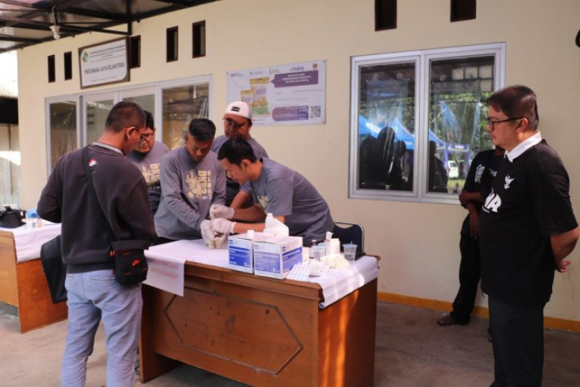 Kegiatan vaksinasi rabies kepada hewan penular rabies di Puskeswan DKP3 Kota Sukabumi, Jumat (26/9/2025).