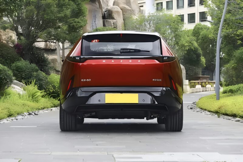 Tampak belakang Mazda EZ-60. Foto: Auto-home