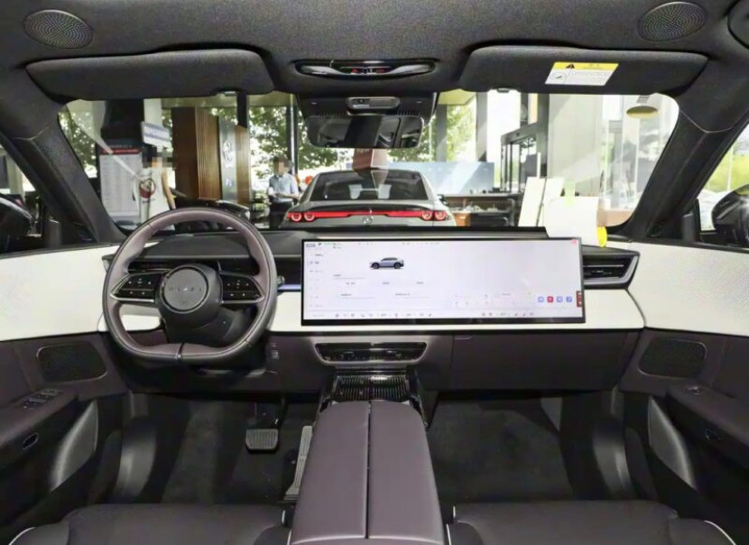Kabin Mazda EZ-60. Foto: Auto-home.