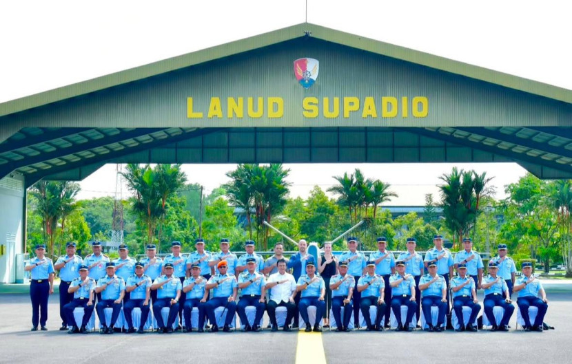 KSAU Marsekal Mohamad Tonny Harjono dan jajaran petinggi TNI AU berfoto di depan drone Anka-S, Landu Supadio, Rabu (24/9/2025). Sumber: Dispenau