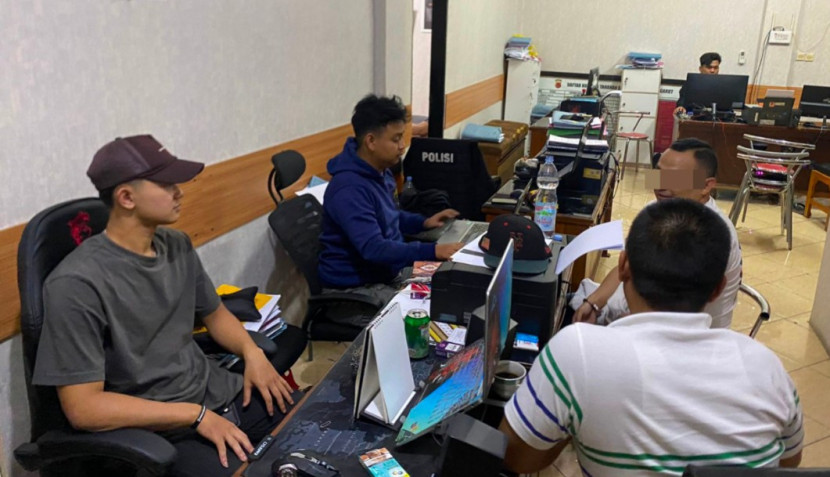 Unit IV PPA Sat Reskrim Polres Garut menahan EP (38) terduga KDRT terhadap istrinya. (Foto Dok. Ridwan)