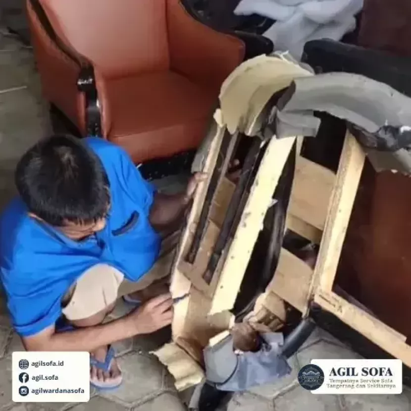 Proses Service Sofa memeriksa kerusakan sofa | Sumber: Agil Sofa