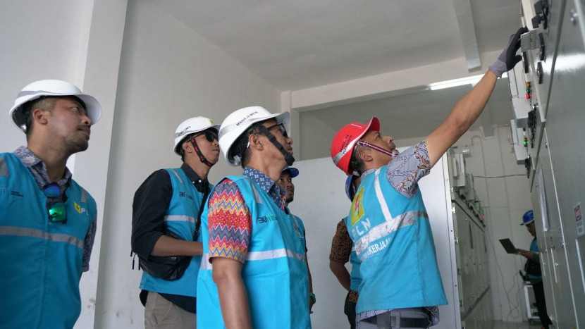 Petugas PLN memeriksa kWh untuk menjamin keandalan listrik kawasan industri