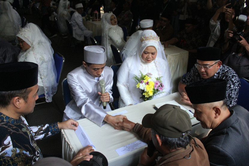 Wali Kota Bandung Muhammad Farhan dan Wakil Wali Kota Erwin menjadi saksi saat kegiatan Nikah Massal dan Gebyar Pelayanan Publik Terpadu 2025, di MPP Kota Bandung. Jumat (26/9/2025). Foto: Edi Yusuf