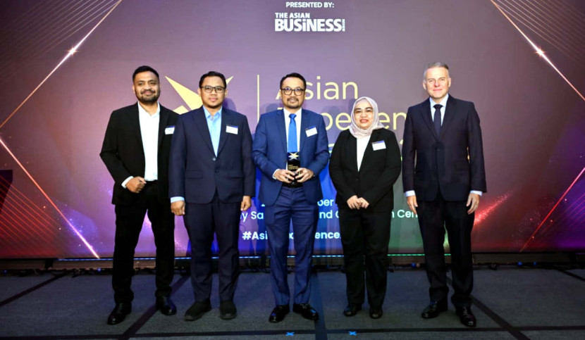 Penghargaan Indonesia Digital Experience of the Year Kategori Perusahaan Oil & Gas pada ajang Asian Experience Awards 2025 diterima Direktur Utama Pertamina Patra Niaga, Mars Ega Legowo Putra. (Foto: Dok RUZKA INDONESIA)