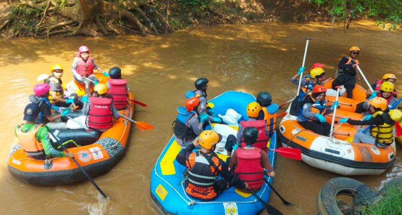 Para mahasiswa Universitas Pakuan Bogor lakukan aksi susur sungai dan bersih-bersih sampah di Sungai Cikeas, Sabtu (27/09/2025). (Foto: Dok Dwi Retno) 