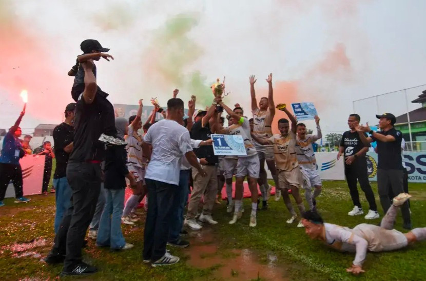 Klub sepak bola GWR Family FC merayakan raihan gelar juara Liga 4 Asosiasi PSSI Kota Depok. (Foto: Dok Diskominfo Kota Depok)