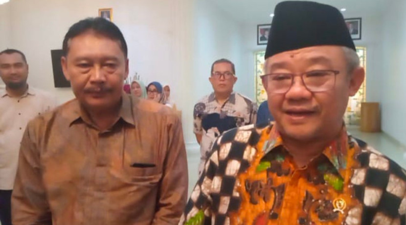 Kadisdik Kabupaten Majalengka H. Rd. Muhammad Umar Ma'ruf, S.Sos., M.Pd mendampingi Mendikdasmen Abdul Mu'ti di Pendopo Majalengka.(Foto: Dok Eko Widiantoro)