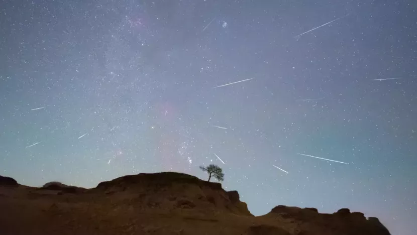 Meteor Orionid tertangkap kamera di langit China pada tahun 2020. (Kredit: Costfoto
