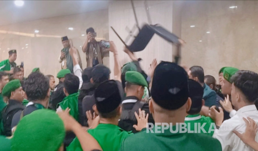 Aksi lempar kursi mewarnai perhelatan Muktamar X PPP di Mercure Convention Center Ancol, Jakarta Utara, Sabtu (27/09/2025). Foto: REPUBLIKA