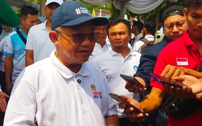 Di halaman Aula BKPSDM Majalengka, Mendikdasmen sampaikan tetap bagi program MBG meski banyak kasus keracunan. (Foto: Dok Eko Widiantoro)