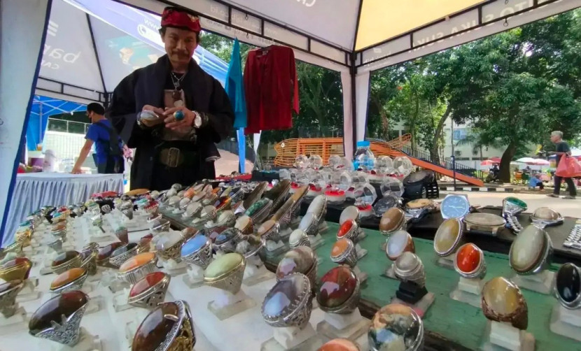 Ribuan batu akik dilombakan pada Kontes Batu Akik Nusantara di Depok Open Space (DOS). 