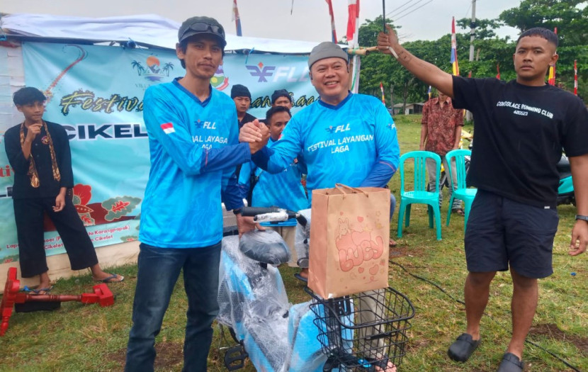 Owner Villa Andhita, Brigjen Rudi Haryanto, M.Si menyerahkan hadiah utama diterima Ketua Panitia, Abdul Gofur. (Foto Dok Ridwan)