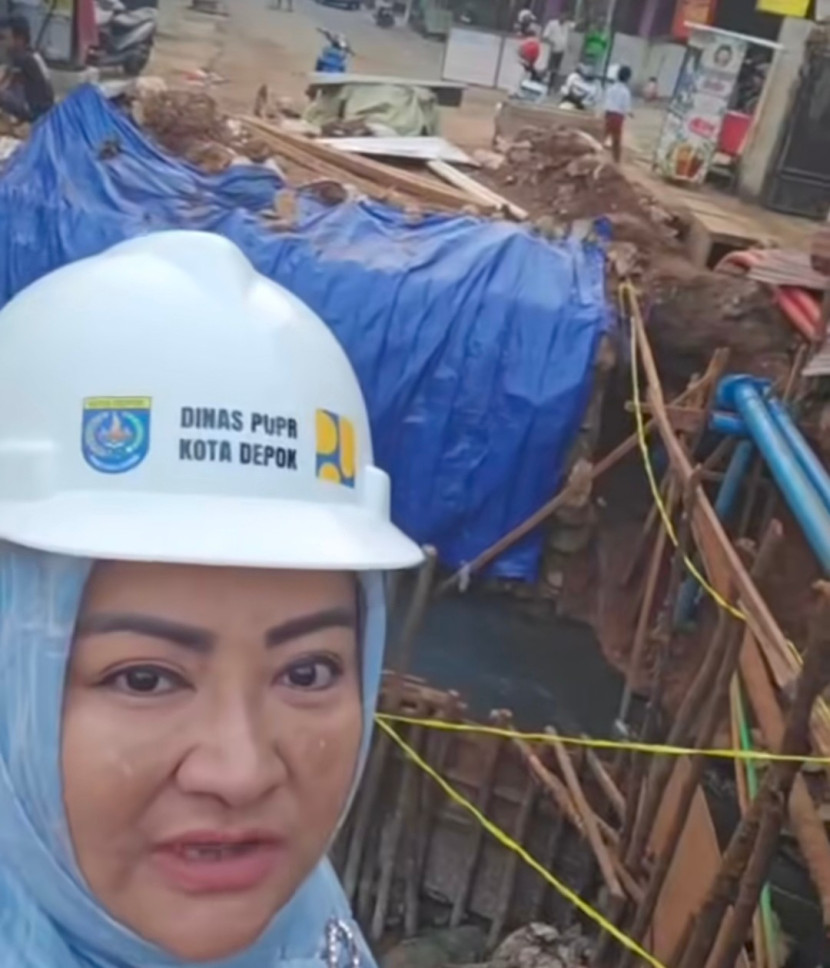 Kepala Dinas PUPR Kota Depok, Citra Indah Yulianty saat memperlihatkan kondisi proyek penggantian Jembatan Jantung di Jalan Dharma Putra, Kelurahan Cilodong, Kecamatan Cilodong, Kota Depok. (Foto: Dok RUZKA INDONESIA) 
