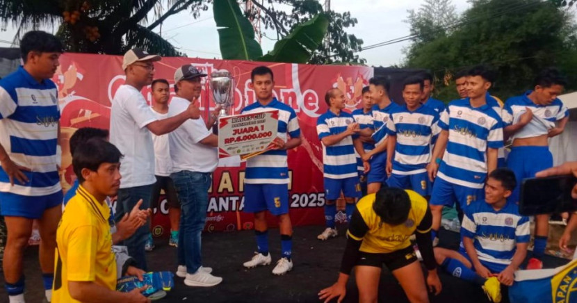 Kedes Bantarjati, Supena Jaya Atmaja menyerahkan hadiah juara di turnamen sepak bola Kades Cup Desa Bantarjati 2025. (Foto: Dok Dwi Retno) 