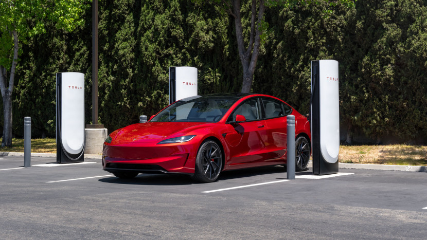 Mobil listrik Tesla sedang mengisi daya di salah satu lokasi di kota Amerika Serikat. Foto: Tesla.