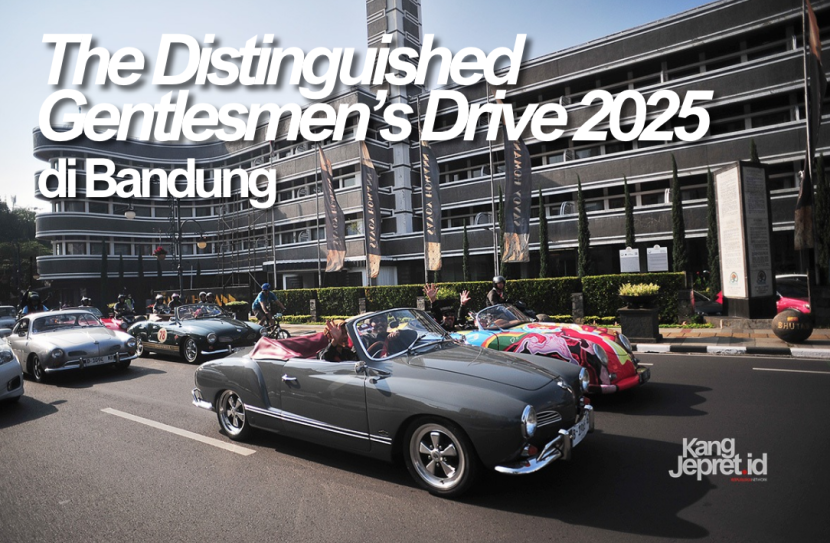 Iring-iringan mobil klasik peserta The Distinguished Gentleman’s Drive (DGD) 2025 melintasi Jl Asia Afrika, Bandung, Ahad (28/9/2025). (KANGJEPRET.ID/ YOGI ARDHI) (Data teknis kamera: Nikon D3, Nikkor 20/2.8)