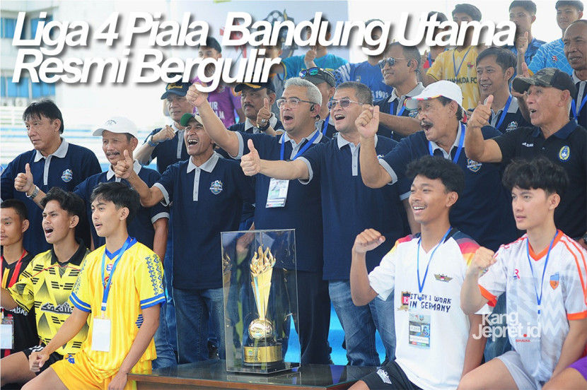 Perwakilan peserta turnamen, berfoto bersama dengan Wagub Jabar Erwan Setiawan, Walikota Bandung M Farhan, dan sejumlah Legenda Persib, pada acara peluncuran Liga 4 Piala Bandung Utama 2025 di Lapang Sidolig, Bandung, Ahad (28/9/2025). (KANGJEPRET.ID/ YOGI ARDHI) (Data Teknis: Nikon D700, Nikkor AF 80-200/2.8 ED) 