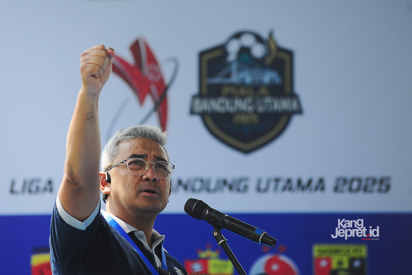 Walikota Bandung M Farhan menyampaikan sambutan pada acara peluncuran Liga 4 Piala Bandung Utama 2025 di Lapang Sidolig, Bandung, Ahad (28/9/2025). (KANGJEPRET.ID/ YOGI ARDHI) (Data Teknis: Nikon D700, Nikkor AF 80-200/2.8 ED) 